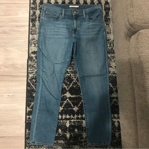 Levi’s Light Washed Cropped Jeans